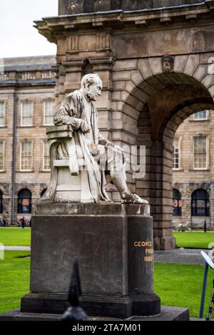 Statua di George Salmon di John Hugues, matematico e teologo irlandese, prevosto del Trinity College, campus del Trinity College di Dublino, Irlanda Foto Stock