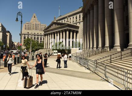 New York, USA - 24 maggio 2018: Persone vicino al tribunale Thurgood Marshall e alla Corte Suprema della contea di New York . Foto Stock