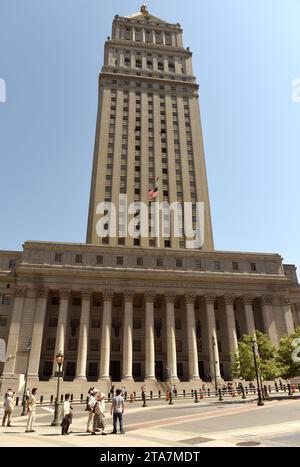 New York, USA - 24 maggio 2018: Persone vicino al tribunale Thurgood Marshall. Tribunale degli Stati Uniti a New York Foto Stock