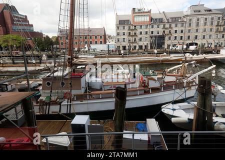 Vista dall'acquario del New England, con il Liberty Clipper in primo piano e l'Old Custom House Block a Long Wharf, sullo sfondo. Foto Stock