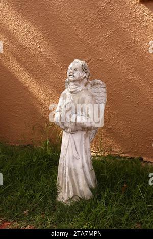 Angel Statue prega guardando verso il cielo Foto Stock