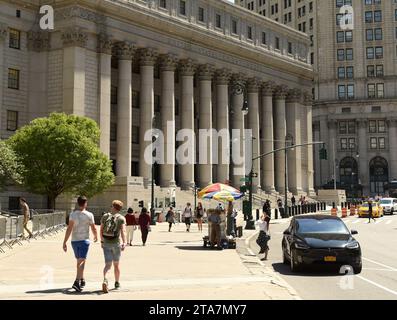 New York, USA - 24 maggio 2018: Persone vicino al tribunale Thurgood Marshall. Tribunale degli Stati Uniti a New York Foto Stock