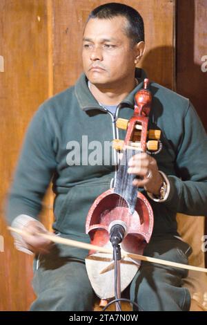 Nepal, Pokhara, musicista, suonatore di sarangi, strumento tradizionale, Foto Stock