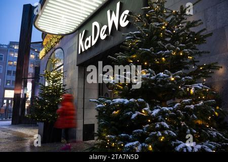 Berlino, Germania. 29 novembre 2023. Una donna sta lasciando il grande magazzino KaDeWe. Signa Holding GmbH, di proprietà dell’imprenditore austriaco Benko nel settore immobiliare e al dettaglio, ha annunciato una procedura di insolvenza. Il gruppo possiede numerose proprietà commerciali in Germania e Austria. Signa ha anche una partecipazione in KaDeWe, tra gli altri. Credito: Hannes P. Albert/dpa/Alamy Live News Foto Stock