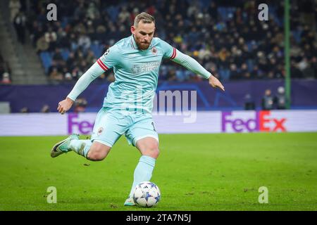 Amburgo, Germania. 28 novembre 2023. Calcio: Champions League, Shakhtar Donetsk - FC Anversa, fase a gironi, gruppo H, giorno 5, al Volksparkstadion. Vincent Janssen di Anversa gioca il ballo. Credito: Christian Charisius/dpa/Alamy Live News Foto Stock