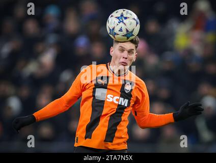 Amburgo, Germania. 28 novembre 2023. Calcio: Champions League, Shakhtar Donetsk - FC Anversa, fase a gironi, gruppo H, giorno 5, al Volksparkstadion. Heorhij Sudakov di Donetsk dirige la palla. Credito: Christian Charisius/dpa/Alamy Live News Foto Stock