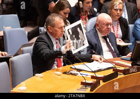 L'ambasciatore israeliano Gilad Erdan mostra la foto del Gran Mufti di Gerusalemme, Haj Amin al-Husseini che incontra Adolf Hitler nel 1941 mentre parla durante l'incontro SC sulla situazione in Medio Oriente, compresa la questione palestinese presso la sede delle Nazioni Unite a New York il 29 novembre 2023 Foto Stock