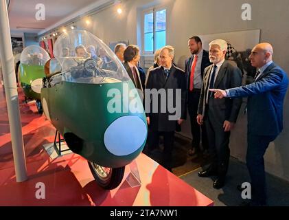 Milano, Italia. 29 novembre 2023. Il Presidente ceco Petr Pavel (2° da destra) ha visitato lo stabilimento e il museo Moto Guzzi nella regione Lombardia, il 29 novembre 2023. Crediti: Marek Opatrny/CTK Photo/Alamy Live News Foto Stock