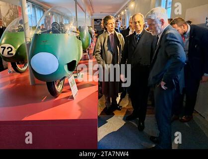 Milano, Italia. 29 novembre 2023. Il presidente ceco Petr Pavel (fronte destro) ha visitato lo stabilimento e museo Moto Guzzi nella regione italiana della Lombardia, il 29 novembre 2023. Crediti: Marek Opatrny/CTK Photo/Alamy Live News Foto Stock