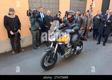 Milano, Italia. 29 novembre 2023. Il presidente ceco Petr Pavel guida una moto durante la visita dello stabilimento e museo Moto Guzzi nella regione italiana della Lombardia, il 29 novembre 2023. Crediti: Marek Opatrny/CTK Photo/Alamy Live News Foto Stock