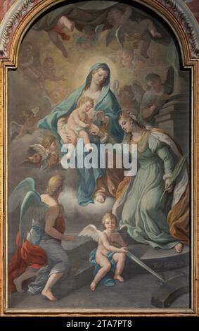 NAPOLI, ITALIA - 20 APRILE 2023: Il dipinto della Madonna con la Santa Caterina d'Alessandria nella chiesa di Santa Caterina a Chiaia Foto Stock