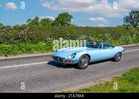 Auto sportiva britannica Jaguar 2+2 e tipo 5343 cc a benzina blu anni '1971 70. Jaguar e-Type serie 3 V12 2+2 Coupé Vintage, motori classici restaurati, collezionisti di automobili appassionati di motori, storiche auto d'epoca che viaggiano nel Cheshire, Regno Unito Foto Stock
