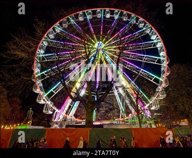 Edinburgh Scotland Christmas Fair Princes Street The Big Wheel di notte e alberi in inverno Foto Stock