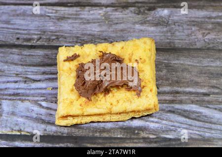 mille-feuille, millefeuille, Napoleone, vaniglia e fetta di crema pasticcera condita e ricoperta con crema di cioccolato alle nocciole, dessert francese a base di pasta sfoglia Foto Stock