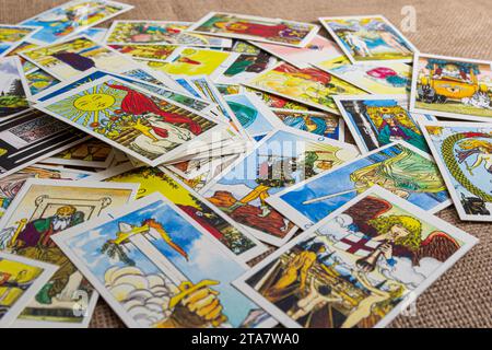 Sfondo con mucchio di carte tarocchi, il mazzo arcana maggiore. Fortuna che dice seance o rituale magico nero. Spaventate la vita ferma con occulto ed esoteri Foto Stock