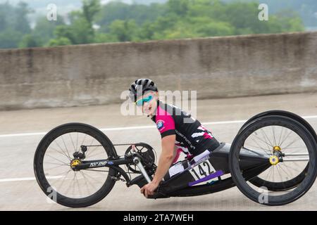 La Paracyclist Oksana Masters vince la gara su strada H5 femminile agli US Paracycling National Championships di Knoxville, Tennessee. Foto Stock