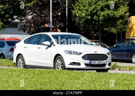 HAVIROV, REPUBBLICA CECA - 11 AGOSTO 2023: Ford Mondeo Mark V berlina bianca, l'ultima generazione della vettura Foto Stock