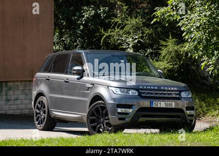 HAVIROV, REPUBBLICA CECA - 11 AGOSTO 2023: Range Rover Sport 2016 parcheggiata nei giorni estivi Foto Stock