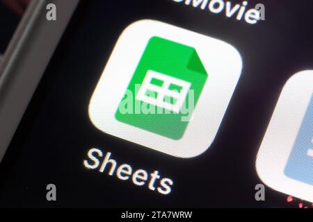 OSTRAVA, REPUBBLICA CECA - 2 AGOSTO 2023: Icona dell'app mobile Google Sheets su smartphone iOS Foto Stock
