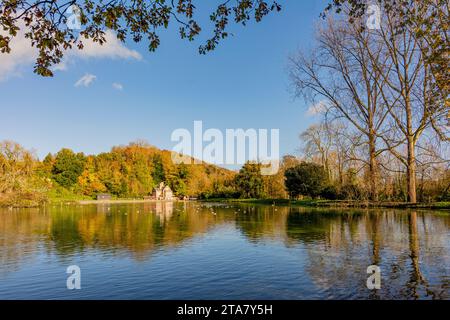 Lago Swanbourne con Swanbourne Lodge Tearoom - Arundel, West Sussex, Regno Unito. Foto Stock