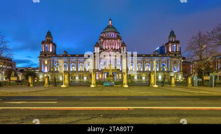 L'imponente Municipio di Belfast illuminato all'alba Foto Stock