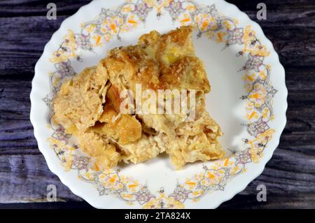 Tradizionale cucina araba egiziana orientale da dessert chiamata Om Ali, budino di pane egiziano, a base di latte, pane egiziano roqaq o mille-feuille, millef Foto Stock