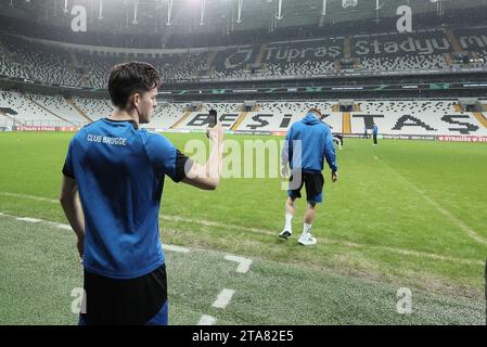 Istanbul, Turchia. 29 novembre 2023. I giocatori del Club fotografati mentre ispezionano il campo in erba durante una sessione di allenamento della squadra di calcio belga Club Brugge KV, mercoledì 29 novembre 2023 a Istanbul, Turchia. La squadra si sta preparando per la partita di domani contro i turchi Besiktas, il giorno 5 della fase a gironi della UEFA Conference League, nel gruppo D. BELGA FOTO BRUNO FAHY credito: Belga News Agency/Alamy Live News Foto Stock