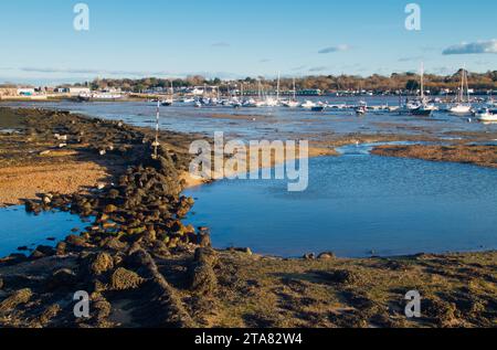 Porto di Bembridge a Low Tide con barche ormeggiate in lontananza, Bembridge Isle of Wight, Regno Unito Foto Stock