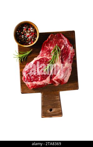 Bistecca di manzo cruda, carne biologica di manzo, sfondo bianco isolato Foto Stock