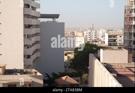 Tetti a Dusk, Dakar, Senegal. Oceano Atlantico in lontananza Foto Stock