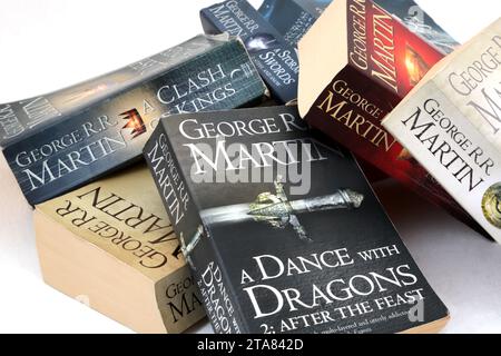 George R R. Martin gioco di troni libri su uno scaffale Foto stock - Alamy