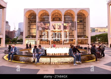 New York, USA - 29 maggio 2018: People Near the Metropolitan Opera di New York City. Foto Stock