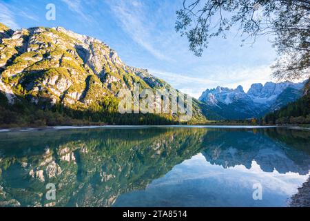 Lago d'Apina nelle Dolomiti in un tardo pomeriggio di sole in ottobre Foto Stock