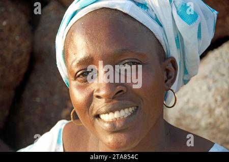 Donna senegalese, in spiaggia, Saly-Portudal, Petite Côte del Senegal, Senegal Foto Stock