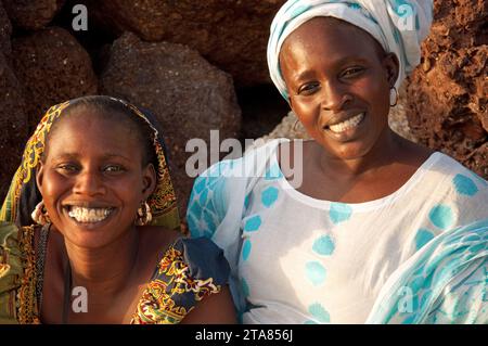 Bellezze senegalesi, sulla spiaggia, Saly-Portudal, Petite Côte del Senegal, Senegal Foto Stock