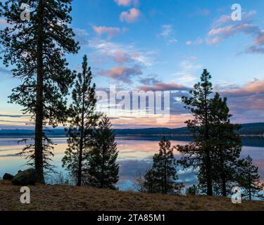 Alba a Payette Lake nel Ponderosa State Park dell'Idaho Foto Stock