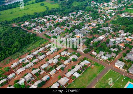 Vista aerea di un piccolo villaggio nella giungla brasiliana. Foto Stock