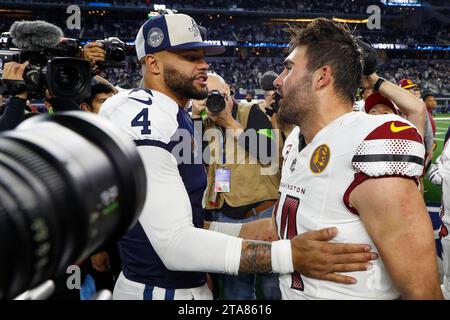 Il quarterback dei Washington Commanders Sam Howell #14 si congratula con il quarterback dei Dallas Cowboys Dak Prescott #4 dopo una vittoria dei Cowboys durante un mare regolare Foto Stock