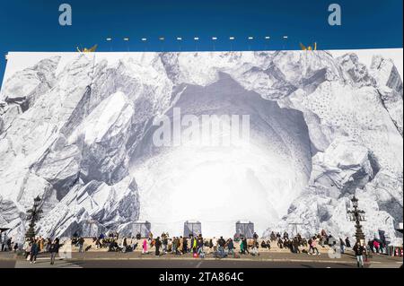 Parigi, Francia. 29 novembre 2023. La facciata principale del Palais Garnier in costruzione, coperta da una caverna effimera dall'artista JR. Opera Avenue. Parigi in costruzione per Parigi 2024. Illustrazione di Parigi, la città, monumenti, cantieri, abitanti, e molto altro ancora. Parigi, Francia, il 24 novembre 2024. Foto di Patricia Huchot-Boissier/ABACAPRESS.COM Credit: Abaca Press/Alamy Live News Foto Stock