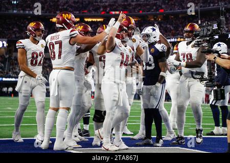 Il quarterback dei Washington Commanders Sam Howell #14 festeggia un touchdown durante una gara della stagione regolare contro i Dallas Cowboys, giovedì 22 novembre Foto Stock