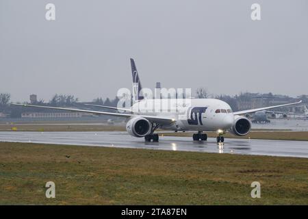 LOT Polish Airlines Boeing 787-9 Dreamliner rullato prima del decollo da Leopoli per un volo per Varsavia, Polonia Foto Stock