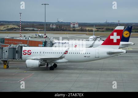 Swiss e Lufthansa Airbus A320 parcheggiati ai cancelli dell'aeroporto di Praga Foto Stock