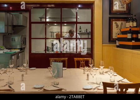 Lo chef è al lavoro nella sua cucina del ristorante olio, via il Prato, 58R, 50123 Firenze FI, Italia Foto Stock