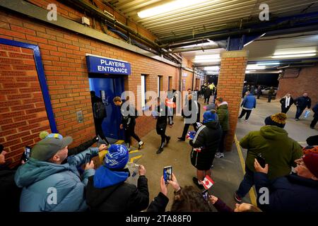 I giocatori del Leicester City arrivano allo stadio prima della partita del campionato Sky Bet a Hillsborough, Sheffield. Data foto: Mercoledì 29 novembre 2023. Foto Stock