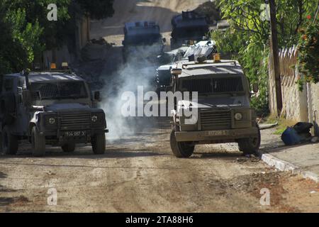 I veicoli militari corazzati entrano nel campo profughi di Jenin mentre le forze israeliane compiono raid nel campo profughi di Jenin i veicoli militari corazzati entrano nel campo profughi di Jenin mentre le forze israeliane compiono raid nel campo profughi di Jenin, Cisgiordania, il 29 novembre 2023. Foto di Mohammed Nasser apaimages Jenin Cisgiordania territorio palestinese 291123 Jenin MN 0017 Copyright: XapaimagesxMohammedxNasserxxapaimagesx credito: Imago/Alamy Live News Foto Stock