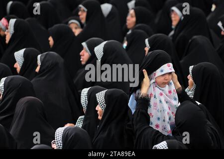 Teheran, Iran. 29 novembre 2023. Membri femminili delle forze paramilitari iraniane (Basij) partecipano a un discorso del leader supremo iraniano a Teheran. La Basij (forza di mobilitazione della resistenza) è una delle cinque forze del corpo delle guardie rivoluzionarie islamiche (IRGC). La forza si chiama Basij; un singolo membro si chiama Basiji in lingua persiana. A partire dal luglio 2019, Gholamreza Soleimani è il comandante del Basij. (Immagine di credito: © Ufficio del leader supremo iraniano tramite ZUMA Press Wire) SOLO USO EDITORIALE! Non per USO commerciale! Foto Stock