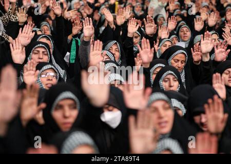 Teheran, Iran. 29 novembre 2023. Membri femminili delle forze paramilitari iraniane (Basij) partecipano a un discorso del leader supremo iraniano a Teheran. La Basij (forza di mobilitazione della resistenza) è una delle cinque forze del corpo delle guardie rivoluzionarie islamiche (IRGC). La forza si chiama Basij; un singolo membro si chiama Basiji in lingua persiana. A partire dal luglio 2019, Gholamreza Soleimani è il comandante del Basij. (Immagine di credito: © Ufficio del leader supremo iraniano tramite ZUMA Press Wire) SOLO USO EDITORIALE! Non per USO commerciale! Foto Stock