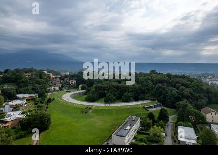 Ivrea, Italia - 10 agosto 2023, unità residenziale occidentale Talponia , progettata nel 1968 da R Gabetti A o sola, vista aerea, iIvrea, Piemonte Italia PAN Foto Stock