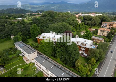 Ivrea, Italia - 10 agosto 2023, aereo di Case per famiglie numerose, di Figini e Pollini negli anni '40, Ivrea Olivetti città industriale Foto Stock