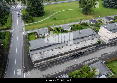Ivrea, Italia - 10 agosto 2023, aereo di Case per famiglie numerose, di Figini e Pollini negli anni '40, Ivrea Olivetti città industriale Foto Stock